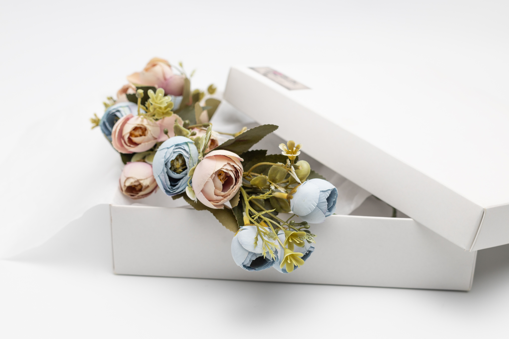 Caja con corona de flores de pimpollos