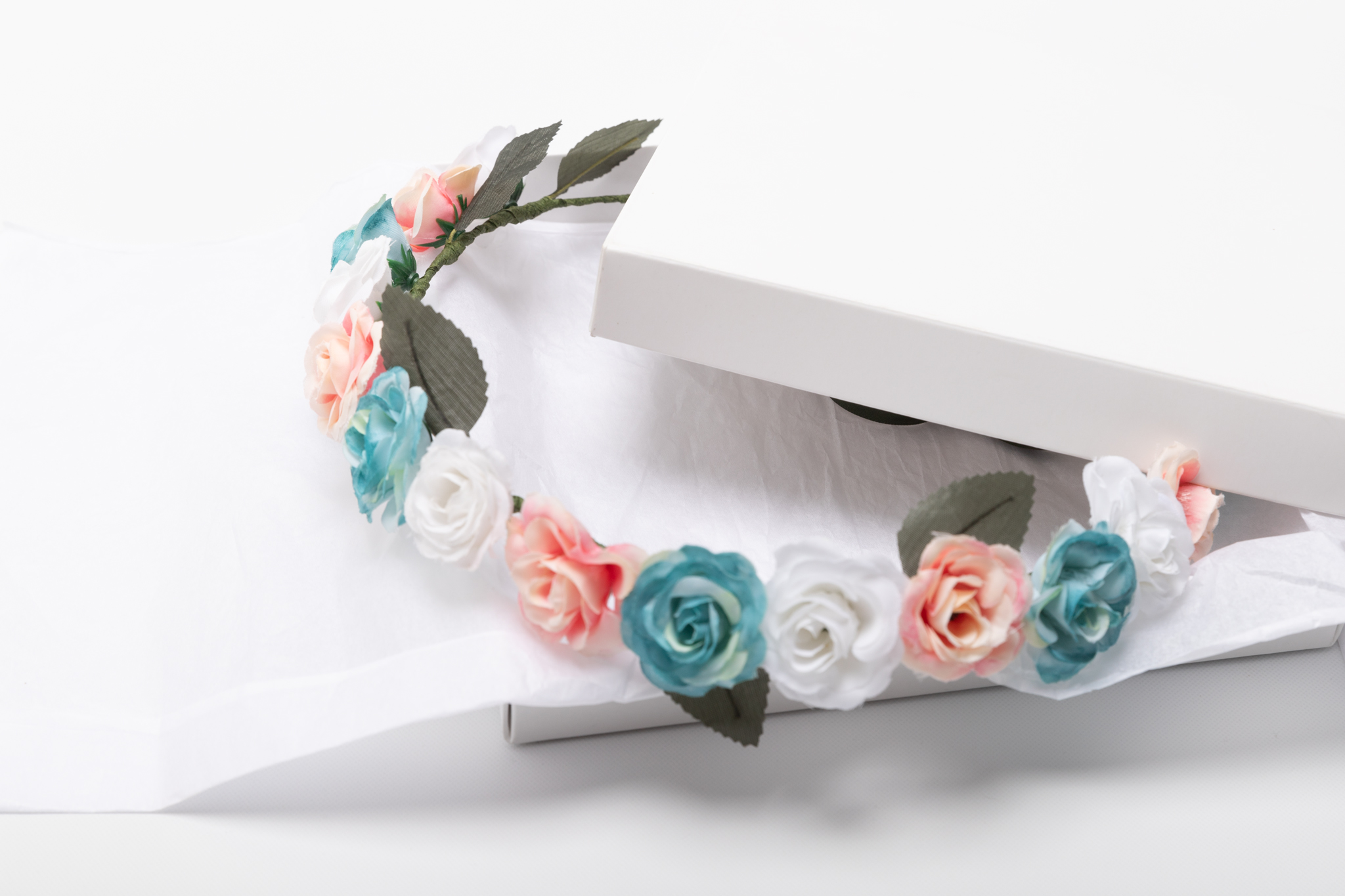 Caja con corona de flores de rositas