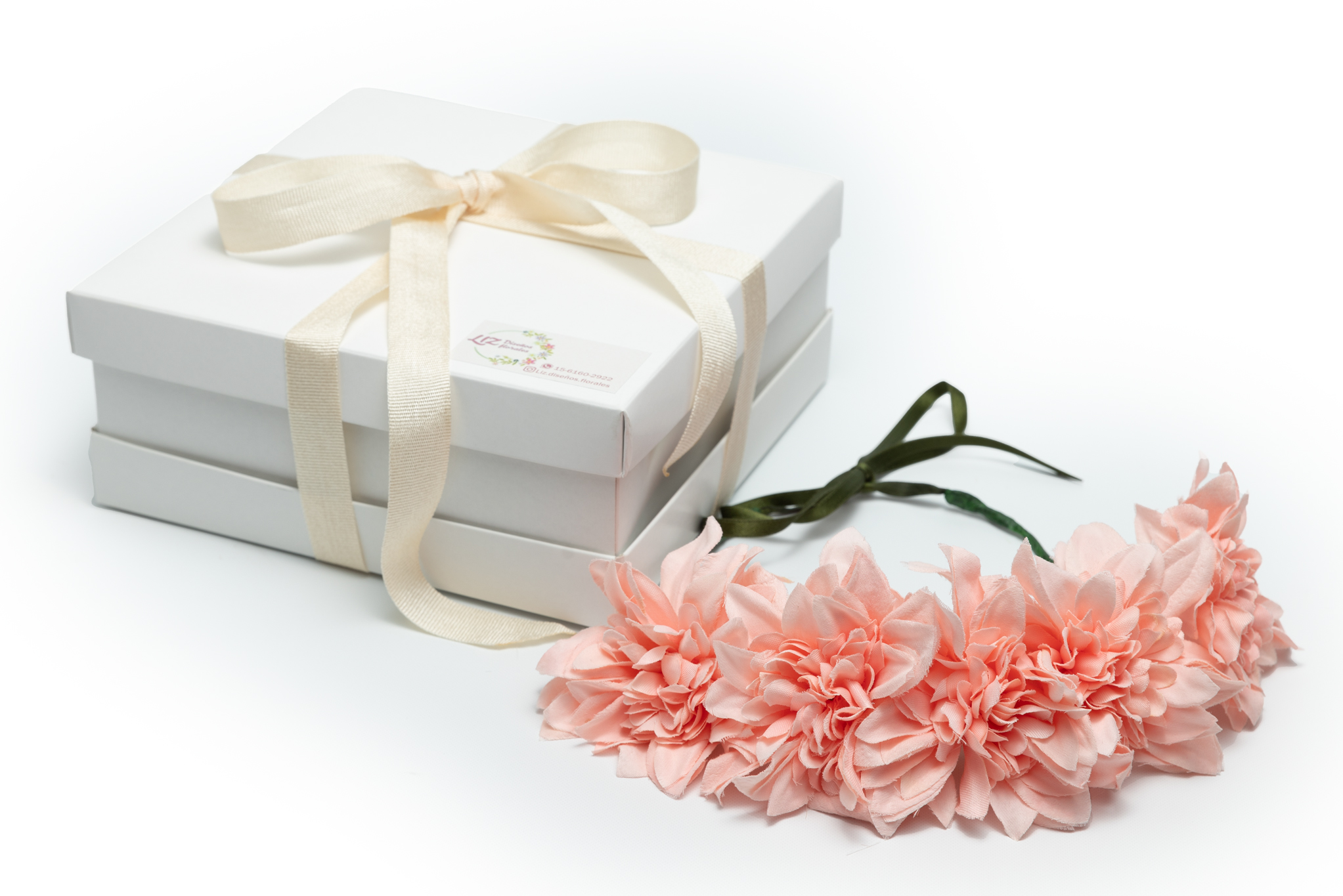 Caja con corona de flores color rosa
